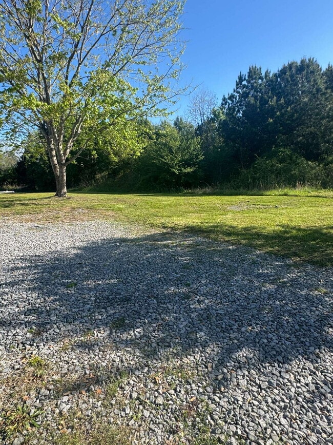 Building Photo - "Charming 2-Bedroom Duplex Retreat on Everett Road Unit B – 2 Full Baths and 1155 Sq Ft of Comfor...