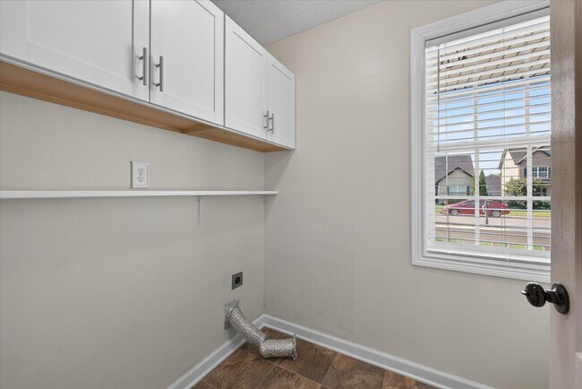 Building Photo - 566 Falkland Cir
