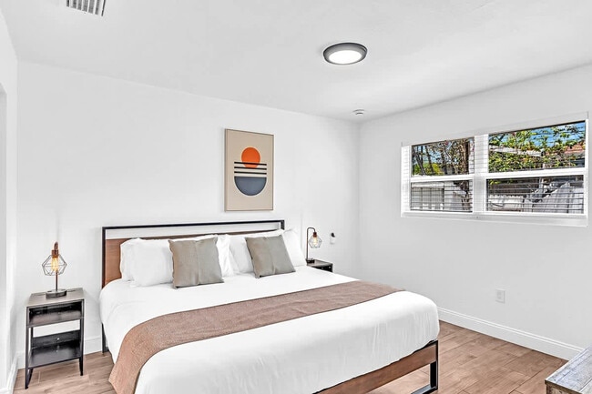 Building Photo - 1568 NE 35th St