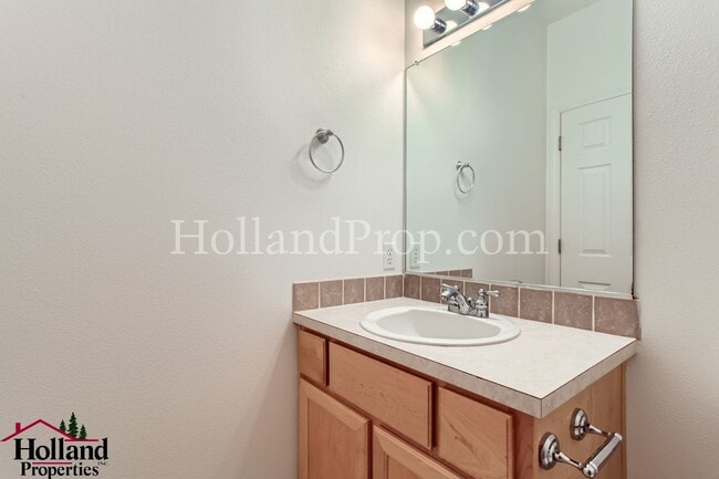 Building Photo - BEST PRICE APPLY NOW!! 3 Bedroom townhouse in quiet area of Beaverton