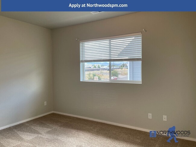 Building Photo - Very Nice 2 Bedroom 1 Bath Upstairs Apartment****$500.00 OFF FIRST MONTHS RENT******Move In Special