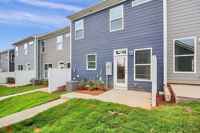 Building Photo - Stunning 3BD/2.5BA Townhome Minutes from Historic Belmont!