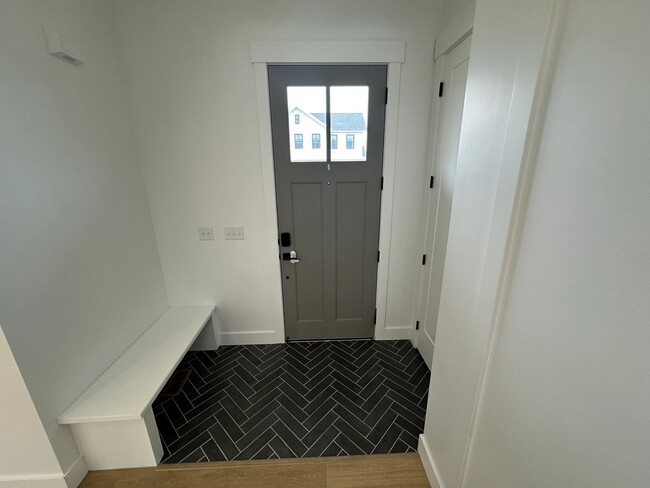 Building Photo - Gorgeous 5 Bed 3.5 Bath Home at Daybreak I...