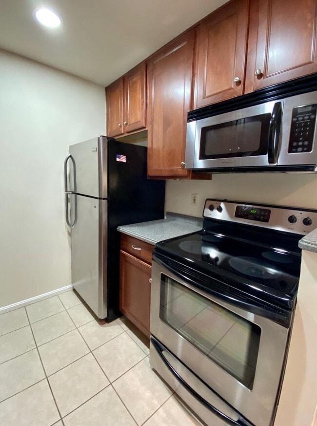 Building Photo - One Bedroom Condo in North Stafford