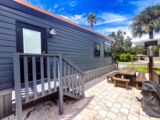 Building Photo - "Charming 2-Bedroom Retreat in River Ranch...