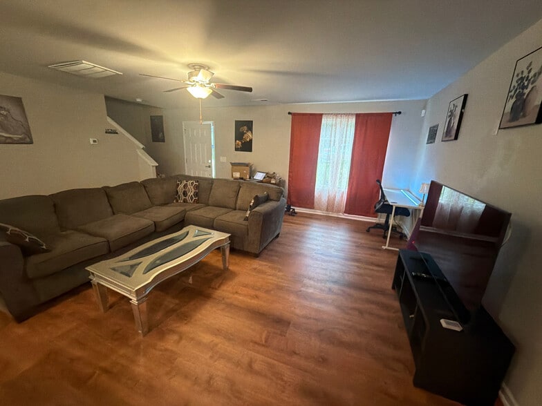 Building Photo - Room in House on Meredith Woods Ln