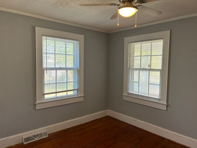 Building Photo - Comfortable 3 Bedroom Home in West Charlotte