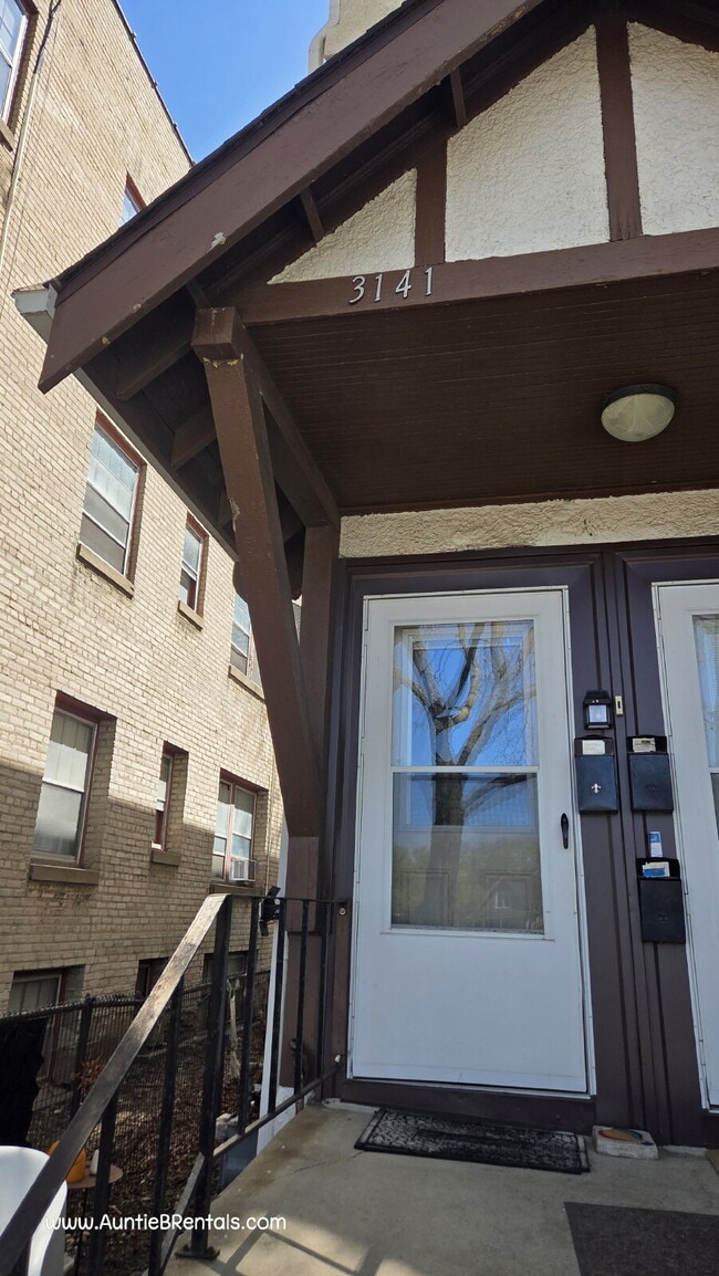 Building Photo - 2BR 1BA Beautiful Triplex Upper Unit - VIDEO TOUR