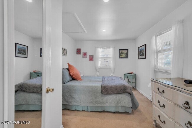 Building Photo - 607 6th Ave