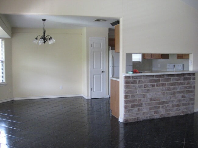 Building Photo - 2822 Vancouver Dr