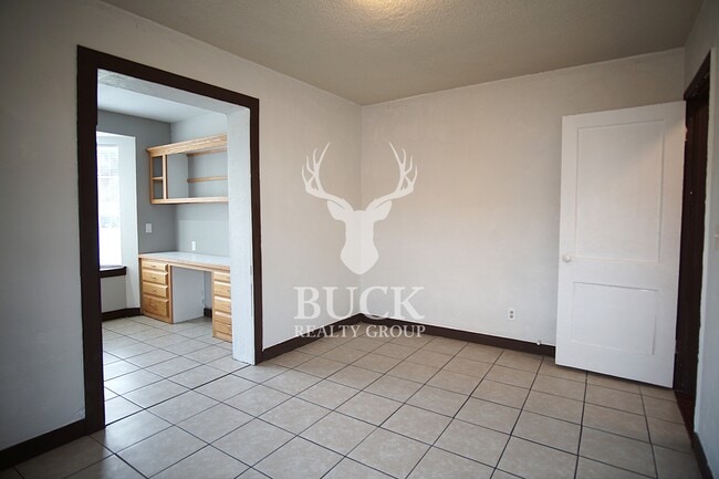 Building Photo - 211 E Harmon Dr