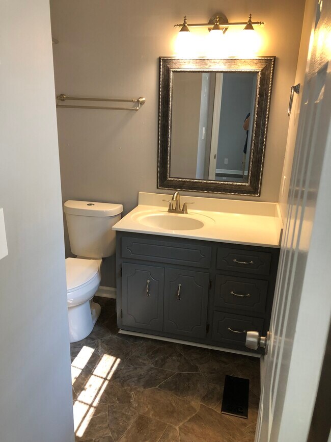 Building Photo - 3435 Sandpiper Dr