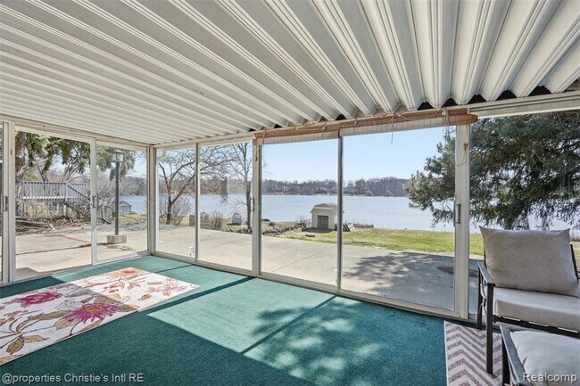 Building Photo - 2739 Lakeridge Ave