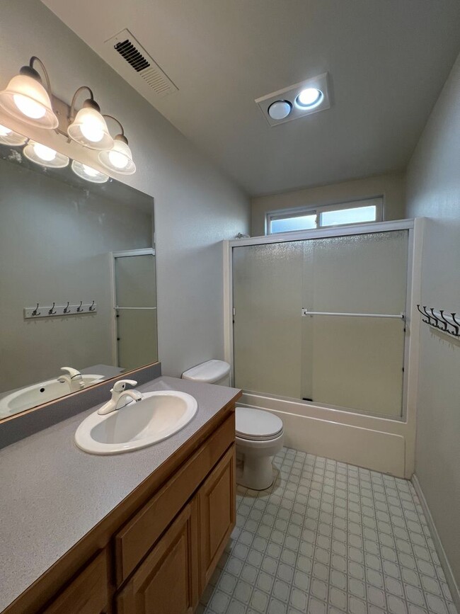 Building Photo - Open Concept Living Close to Downtown Gran...