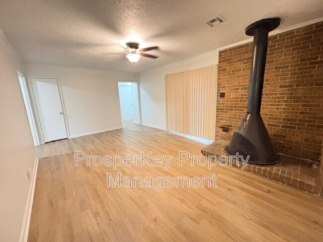 Building Photo - 740 Ledyard Pl