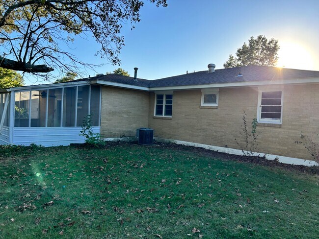 Building Photo - 414 Shady Ln