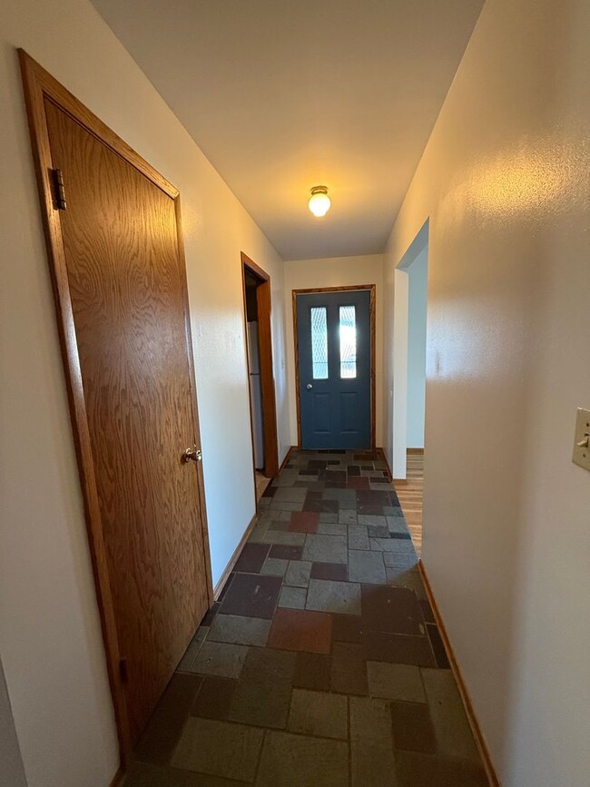 Building Photo - 3 Bed 2 Bath