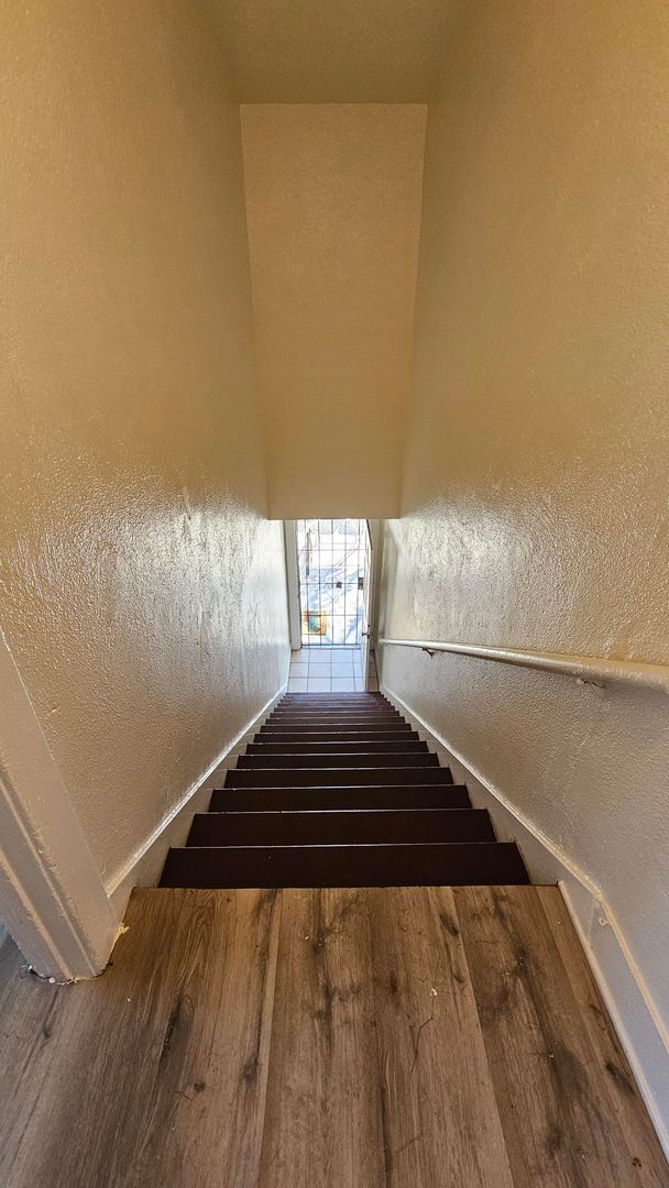 Building Photo - **519 E 17th St Long Beach** Upstairs 2 bedroom 1 bath** 2 weeks free OAC**