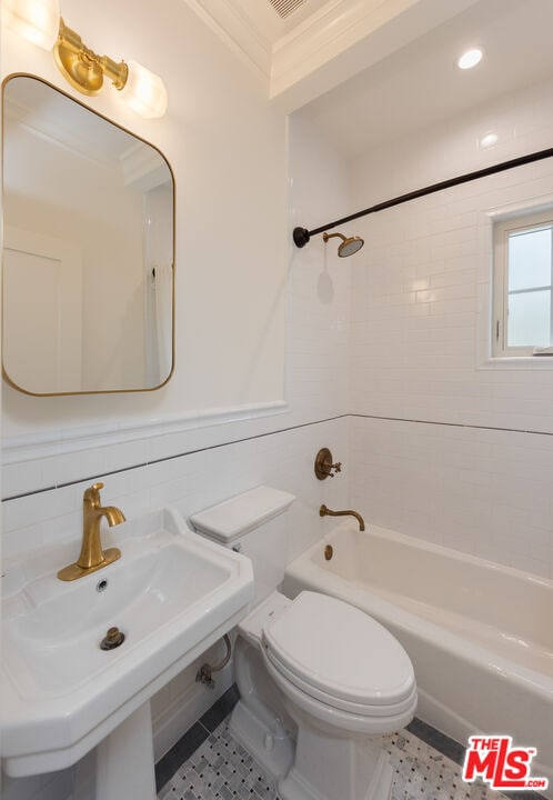 Building Photo - 2607 Beachwood Dr