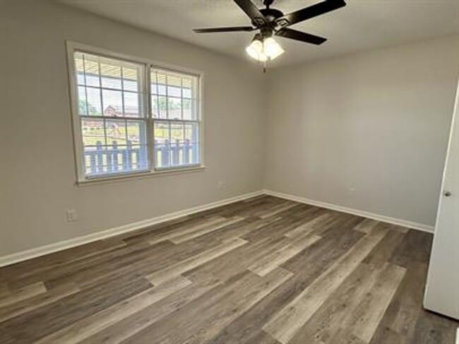 Building Photo - Charming and Affordable Downstairs Duplex ...