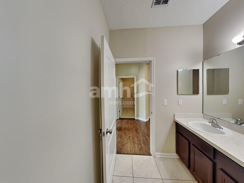 Building Photo - 1406 Canopy Oaks Dr