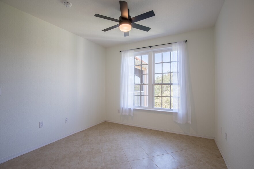 Building Photo - 4106 Central Sarasota Pky