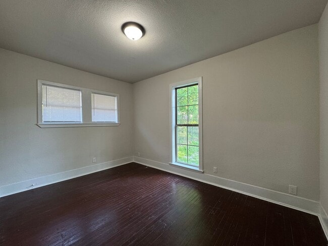 Building Photo - 339 Duplex B 2/1