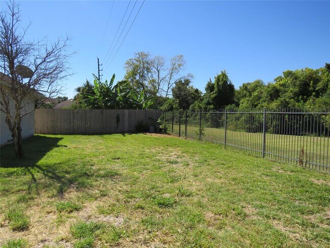 Building Photo - 2302 Plantation Bend Dr