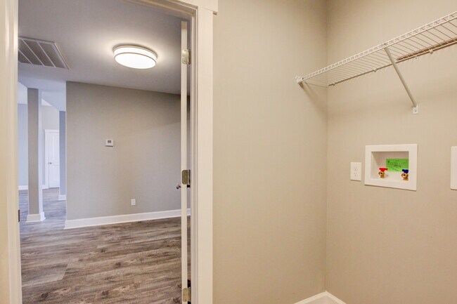 Building Photo - 127 Riverbend Dr