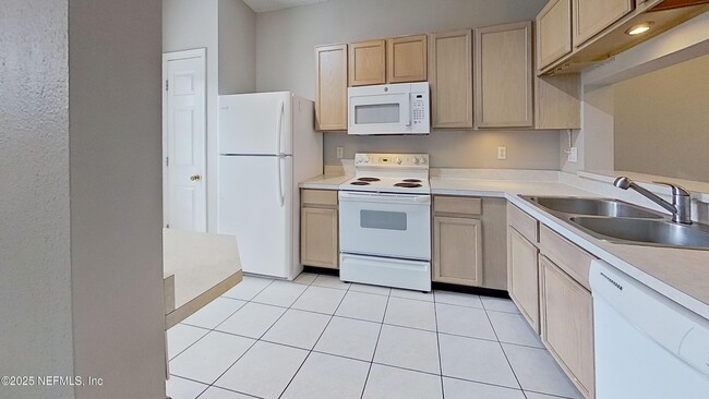 Building Photo - 12311 Kensington Lakes Dr