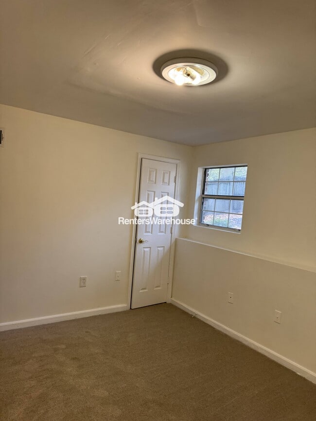 Building Photo - 1088 Crestview Dr