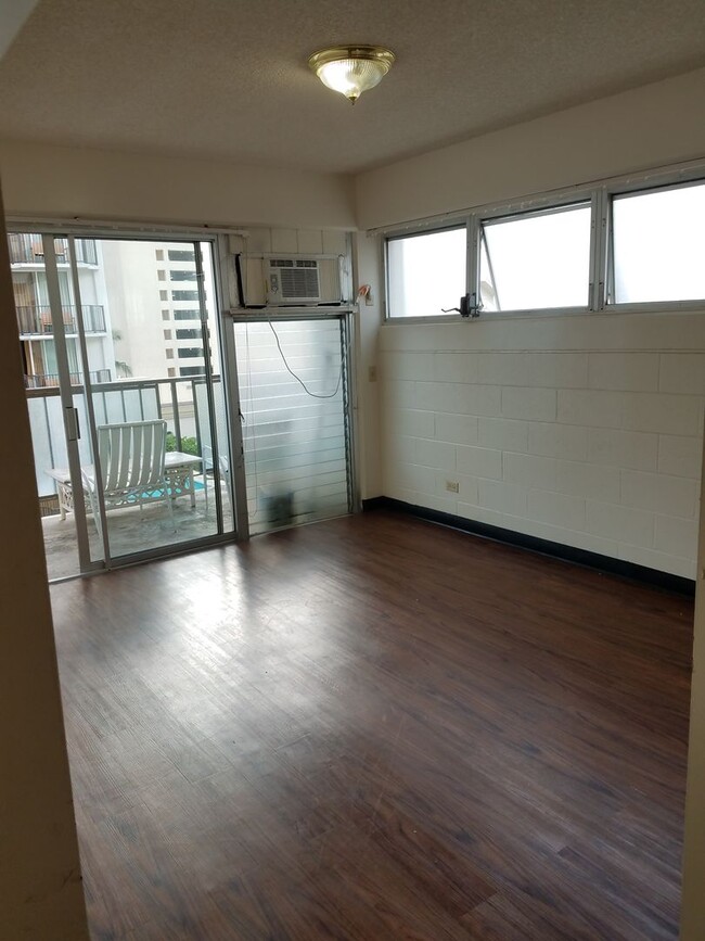 Building Photo - Room for Rent in Waikiki 2 Blocks from Beach