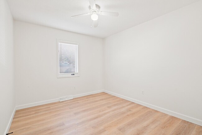 Building Photo - 3913 S Phoenix Rd