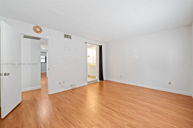 Building Photo - 1017 NW 124th Ave