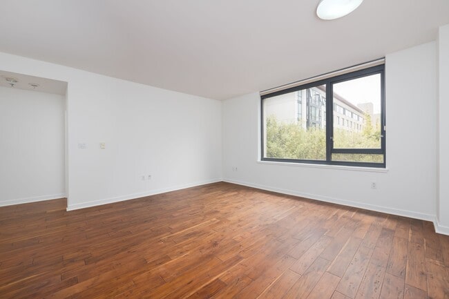 Building Photo - 250 King St