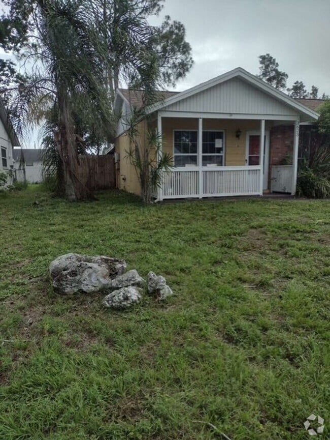 Building Photo - 2 bedroom / 2 bath available soon!