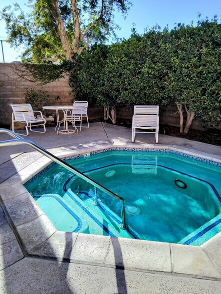 Jacuzzi - 6815 Remmet Ave