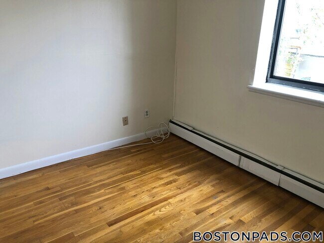 Building Photo - 122 Dustin St