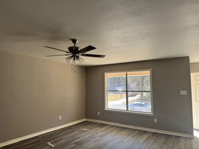 Building Photo - 2007 Seabiscuit