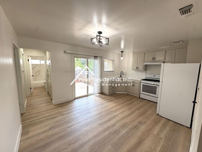 Building Photo - Updated 2bd/1ba Sacramento Duplex