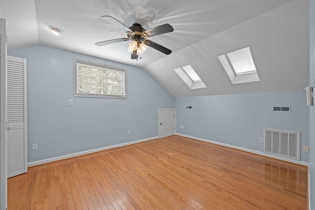 Building Photo - 4BD/3BA plus Bonus Room on Sought After Ma...