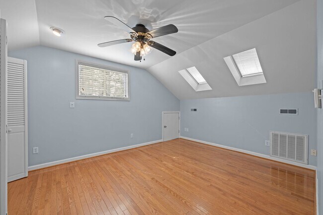 Building Photo - Beautiful 4BD/3BA plus Bonus Room on Sough...