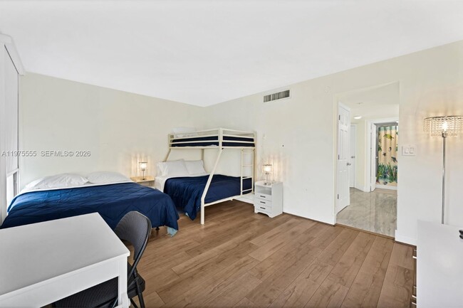 Building Photo - 3101 N Country Club Dr