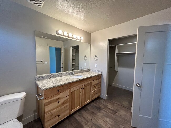 Building Photo - 3 Bedroom 2.5 Bathroom Townhome