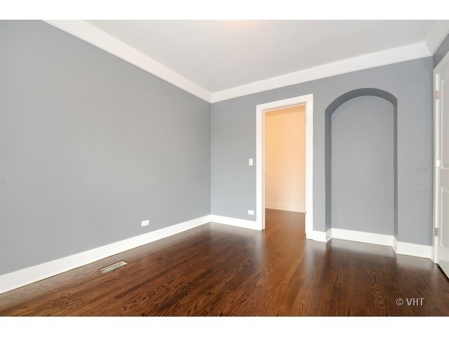 Large Master Bedroom with walk-in closet - 4573 N Elston Ave