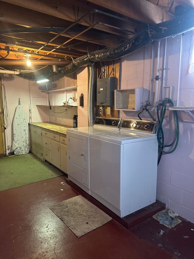 Building Photo - 1539 Byron Ave