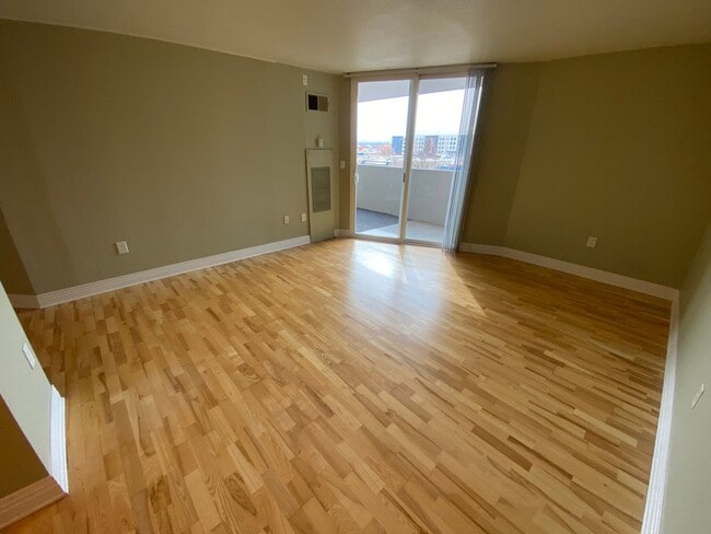 Building Photo - Amazing Condo with Beautiful Mountain and City Views!