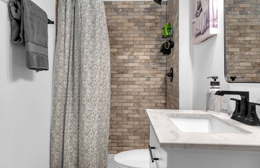 Building Photo - 139 Center St