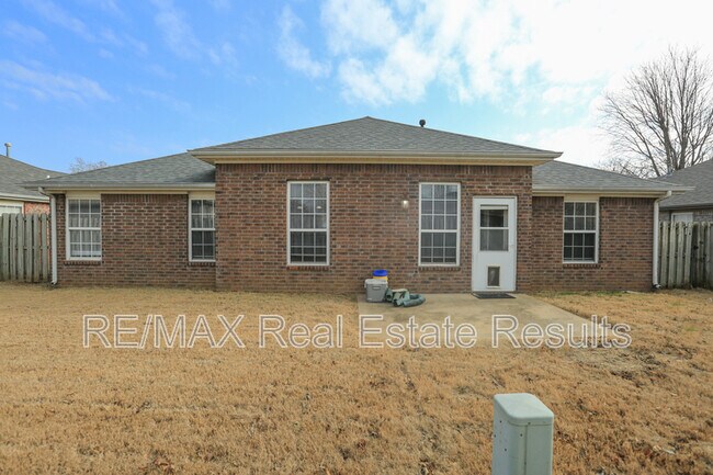 Building Photo - 1202 SW Cabriolet St