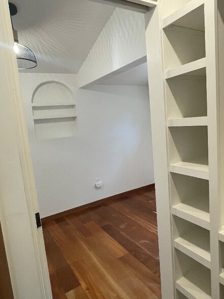 Building Photo - 617 Acacia Ln